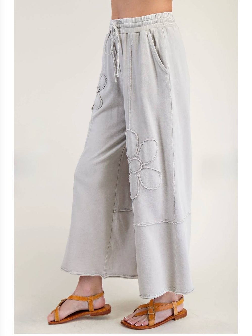 New: Easel Flower Patch Mineral Washed Terry Knit Stone Wide Leg Pants• Large - Picture 4 of 5